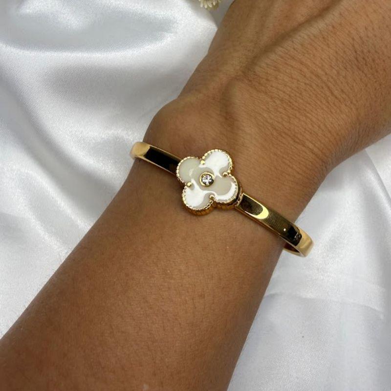 Bracelete com Trevo de Resina Perolado Inspiração Joia  - Banhado em Verniz Italiano