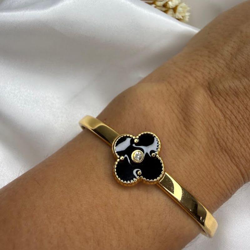 Bracelete com Trevo de Resina Preto Inspiração Joia  - Banhado em Verniz Italiano