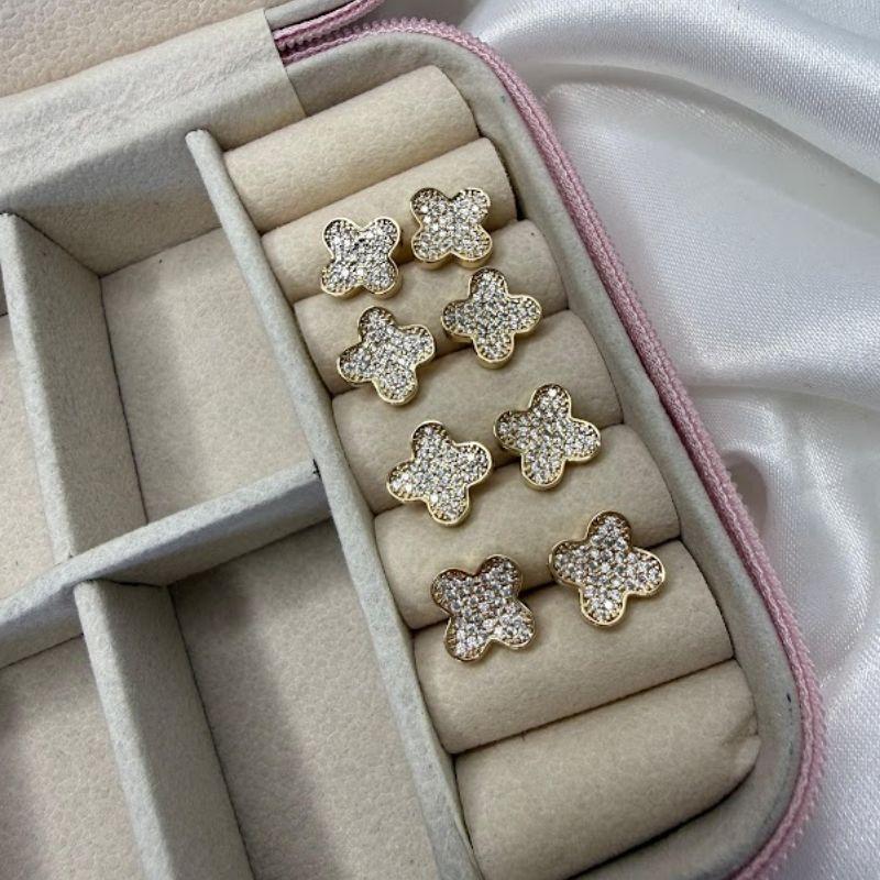 Brinco de Trevo Cravejado de Zircônias (Par) - Banhado a Ouro 18k