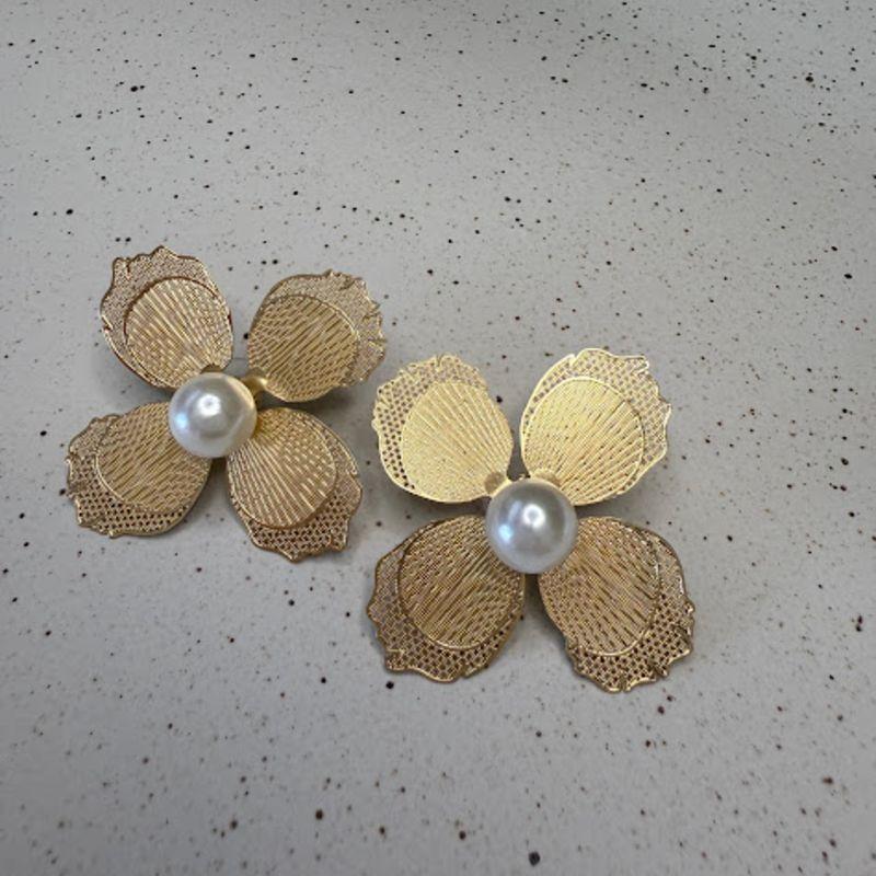 Brinco Flor 4 Pétalas e Pérola - Banhado em Ouro 18k