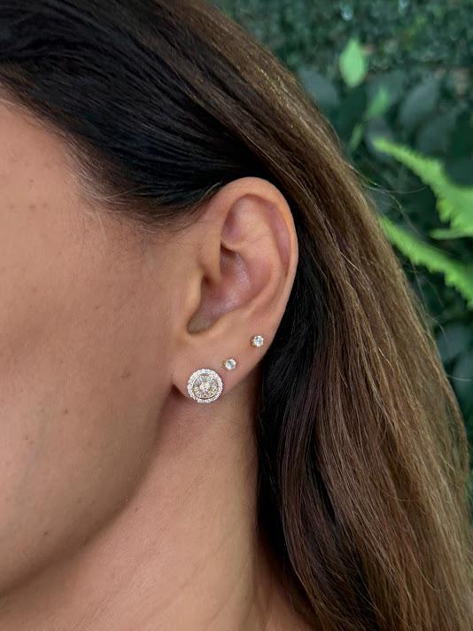 Brinco Pequeno Pizza Cravejado Zircônias e Baguetes - Banhado a Ouro 18k