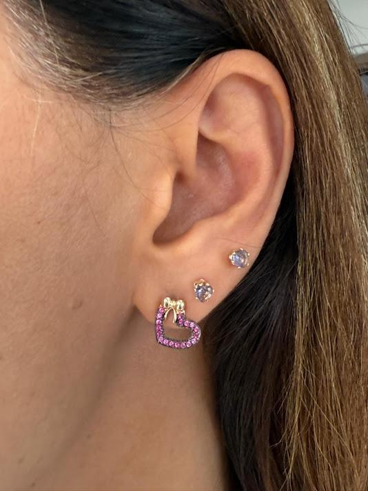 Brinco Coração Vazado Cravejado Zircônias Rosa e Lacinho (Par) - Banhado a Ouro 18k