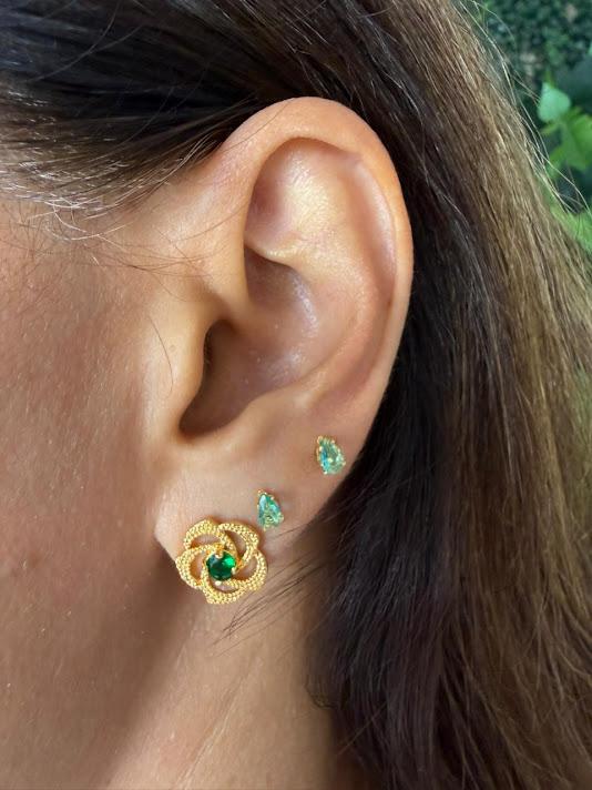 Brinco Detalhes Flor com Ponto de Luz Verde - Banhado a Ouro 18k