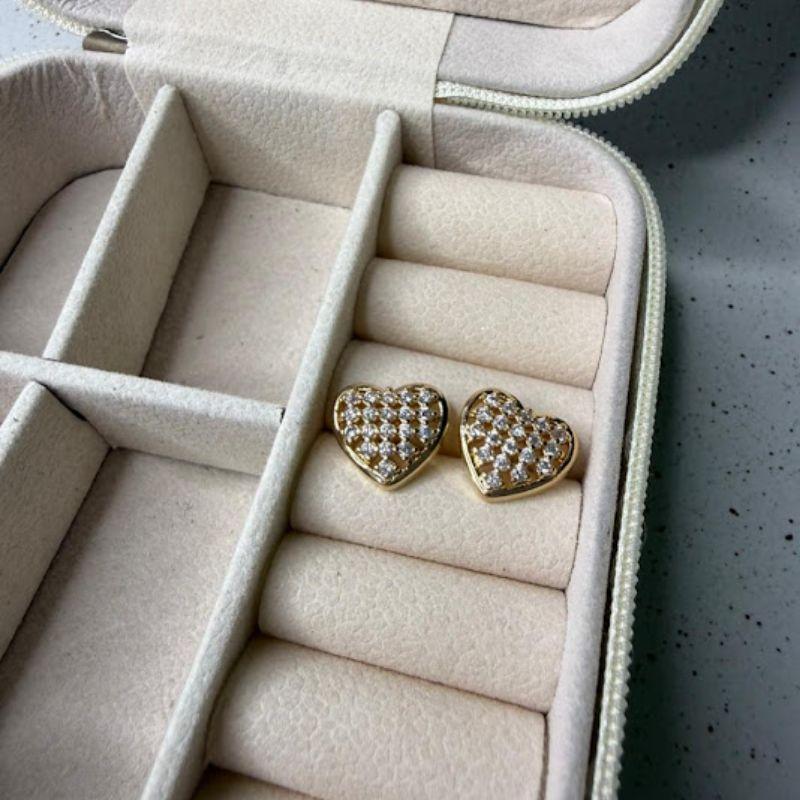 Brinco Coração Vazado com Cravejado Zircônias - Banhado a ouro 18K