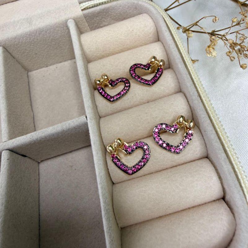 Brinco Coração Vazado Cravejado Zircônias Rosa e Lacinho (Par) - Banhado a Ouro 18k