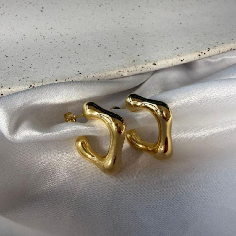 Brinco de Argola Orgânico Quadrada com Bordas Arredondadas - Banhado a Ouro 18k