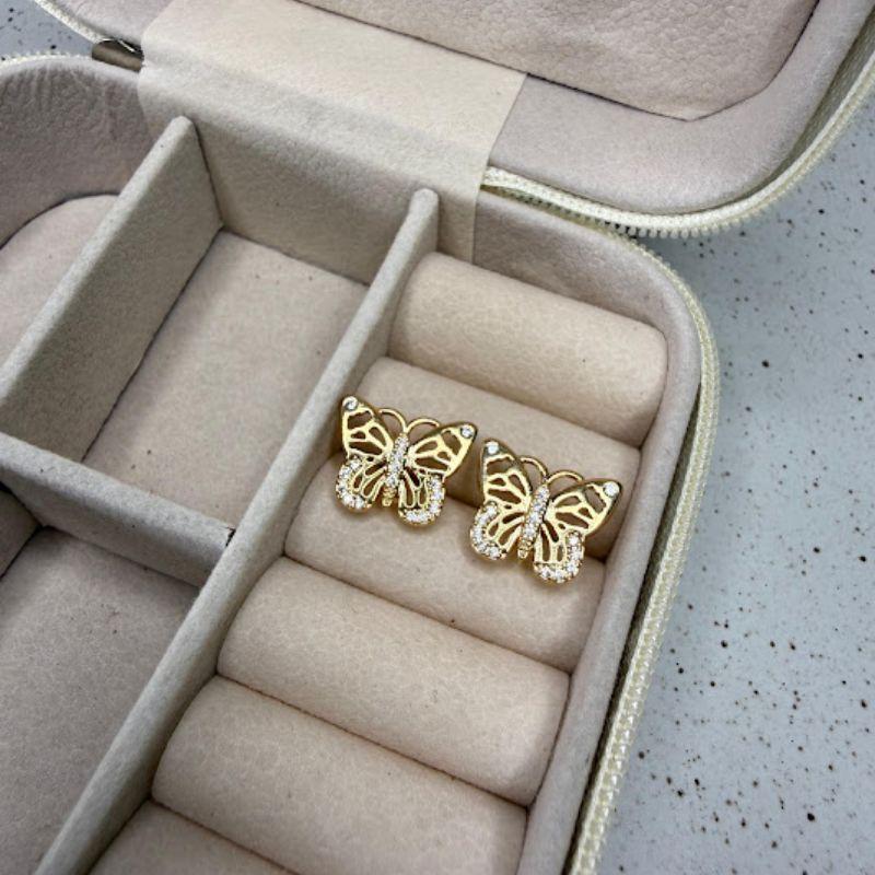 Brinco de Borboleta Vazada com Zircônias - Banhado a Ouro 18k