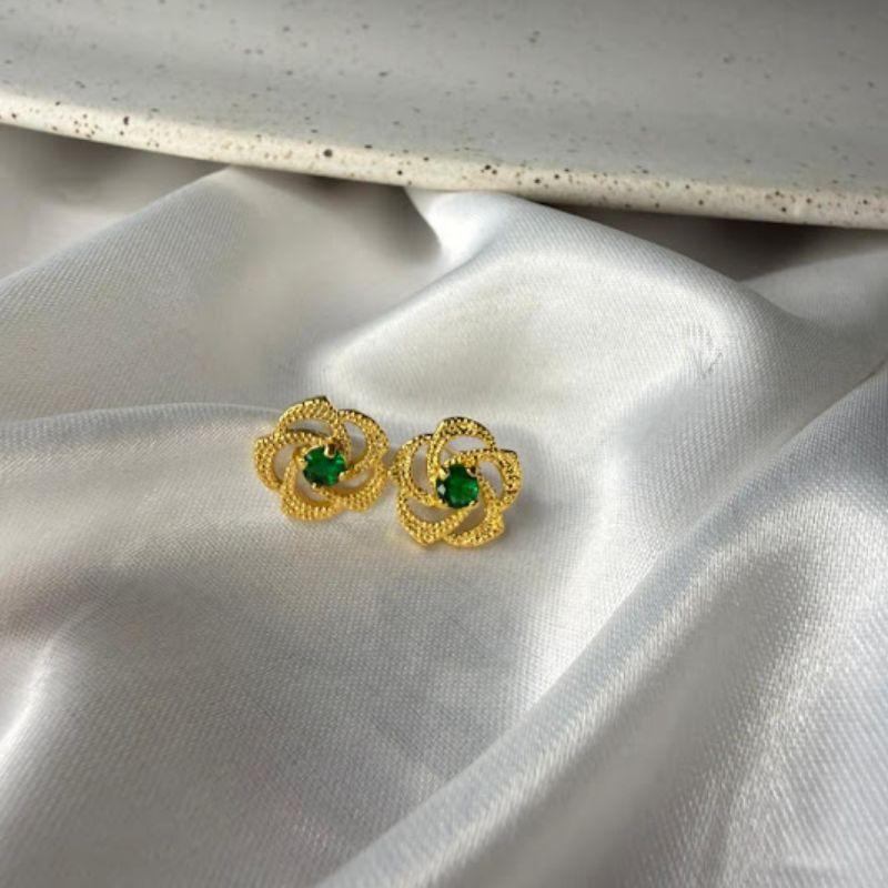 Brinco Detalhes Flor com Ponto de Luz Verde - Banhado a Ouro 18k