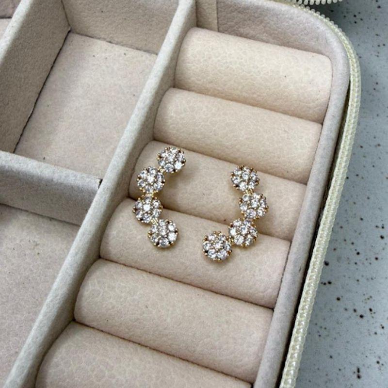 Brinco Ear Cuff Flores Cravejado Zircônias - Banhado a Ouro 18k