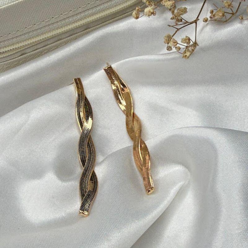 Brinco Laminado Trançado Longo - Banhado a Ouro 18K
