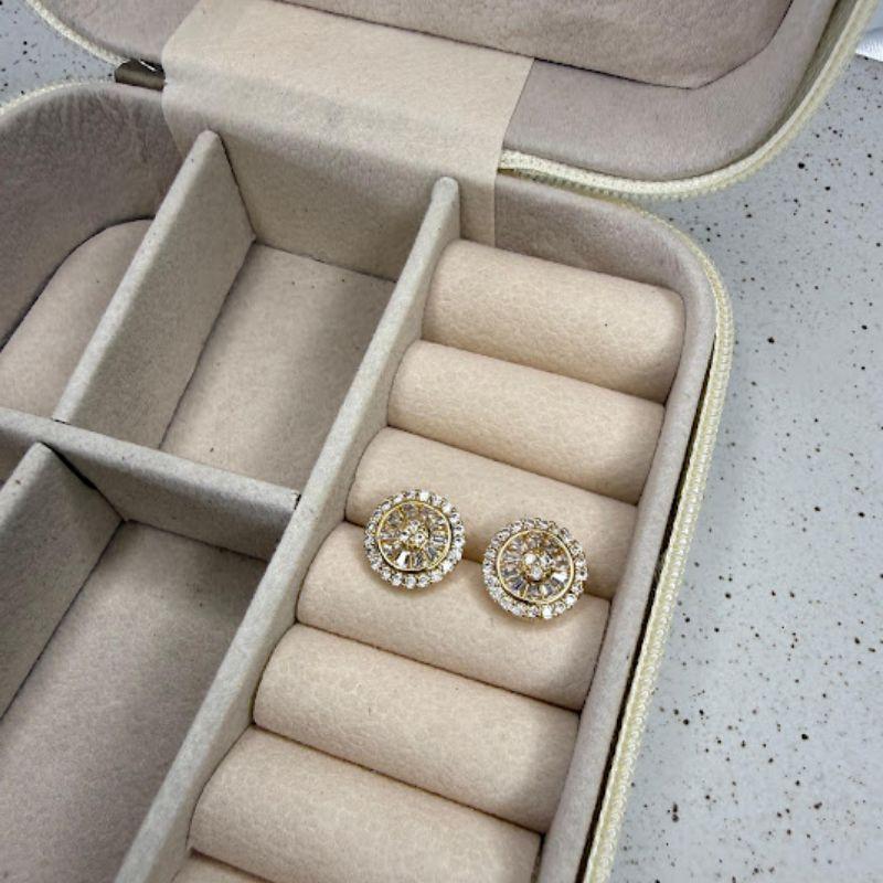 Brinco Pequeno Pizza Cravejado Zircônias e Baguetes - Banhado a Ouro 18k