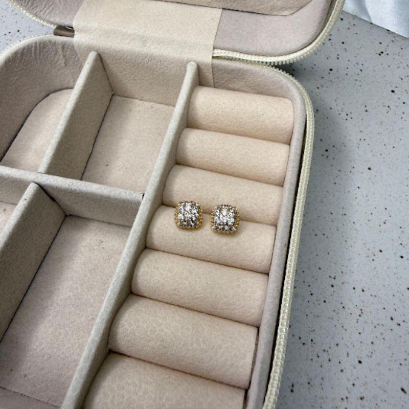 Brinco Pequeno Quadrado Cravejado Zircônias - Banhado a Ouro 18k