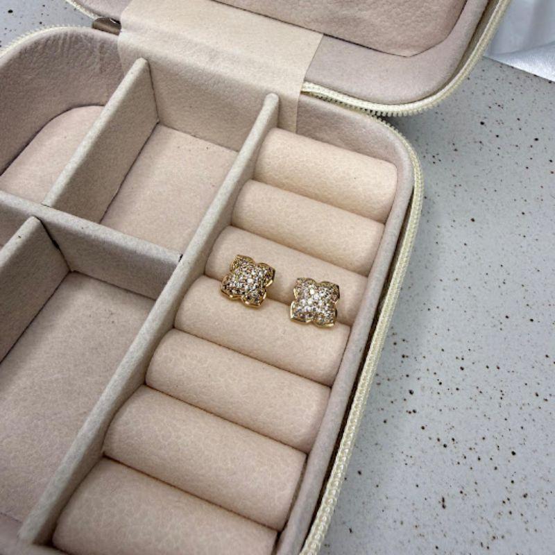 Brinco Pequeno Trevo Cravejado Zircônias - Banhado a Ouro 18k