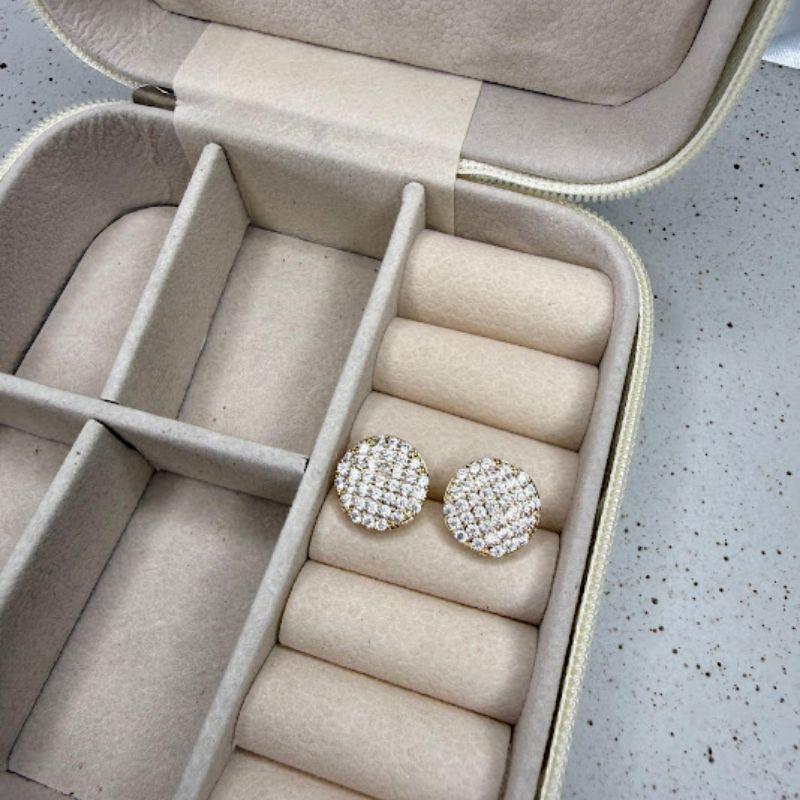Brinco Redondo Cravejado com Zircônias - Banhado a Ouro 18k