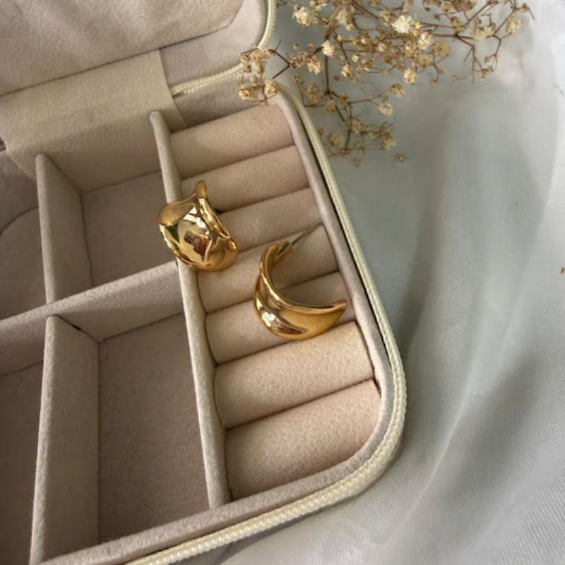 Brinco Semi Argola Orgânica com Forma Assimétrica - Banhado a Ouro 18k