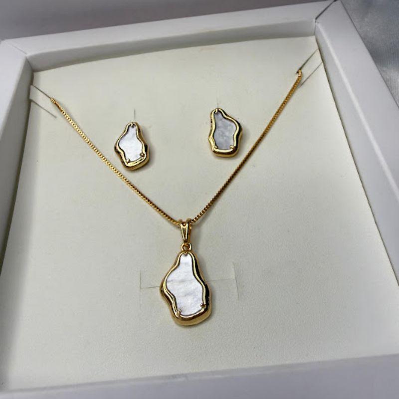 Conjunto Colar e Brinco Orgânico de Madrepérola - Banhado a Ouro 18k