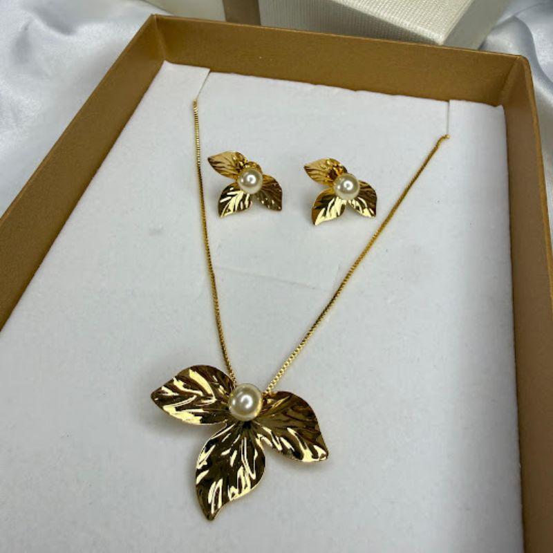 Conjunto Colar e Brincos Flor Orgânica com Pérola  - Banhado a Ouro 18k