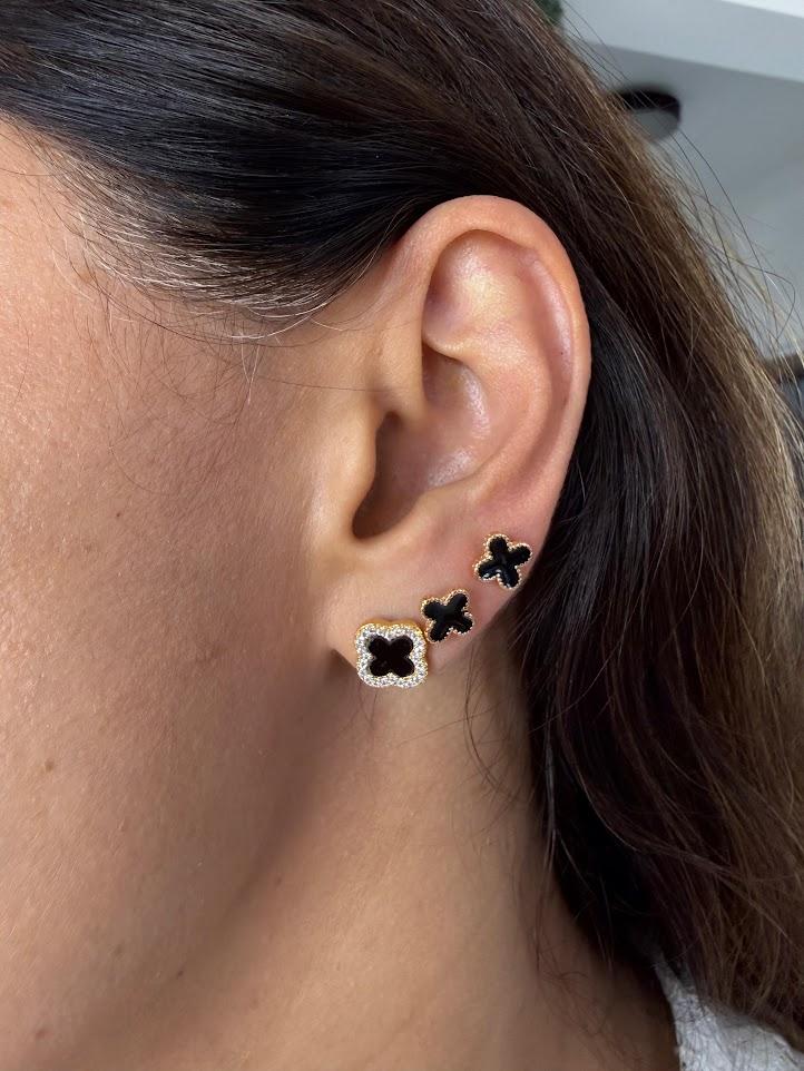 Brinco Trevo Resinado Preto Cravejado Microzircônias - Banhado a Ouro 18k