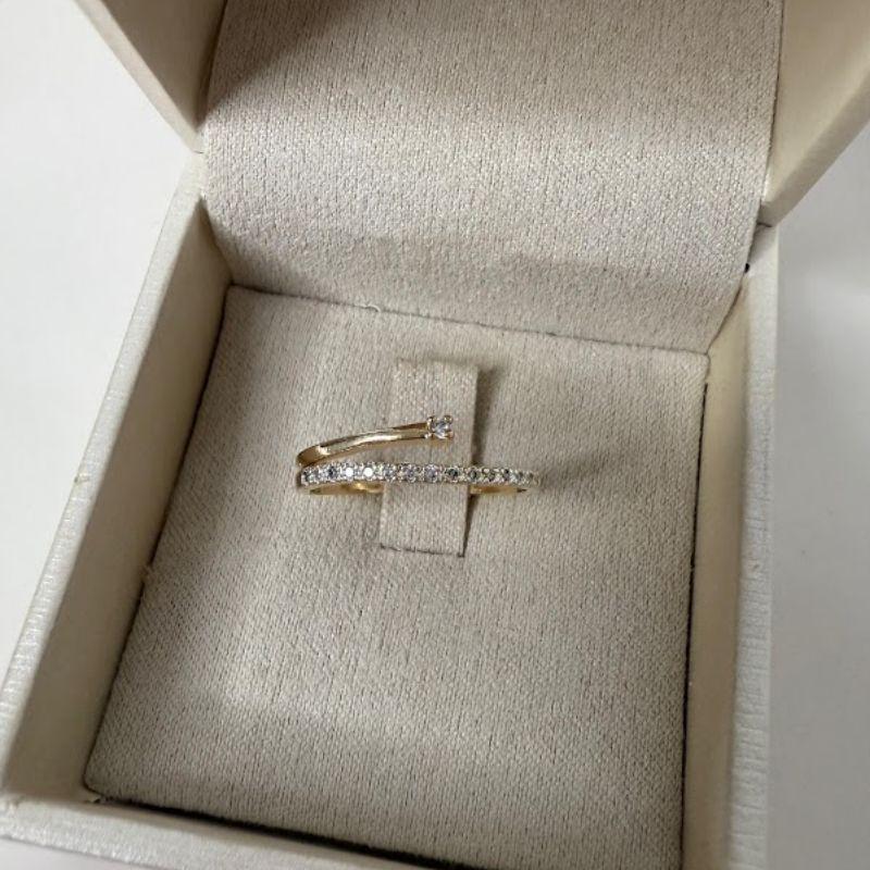 Anel Delicado Fileira Cravejado e Ponto de Luz Zircônias - Banhado a Ouro 18k