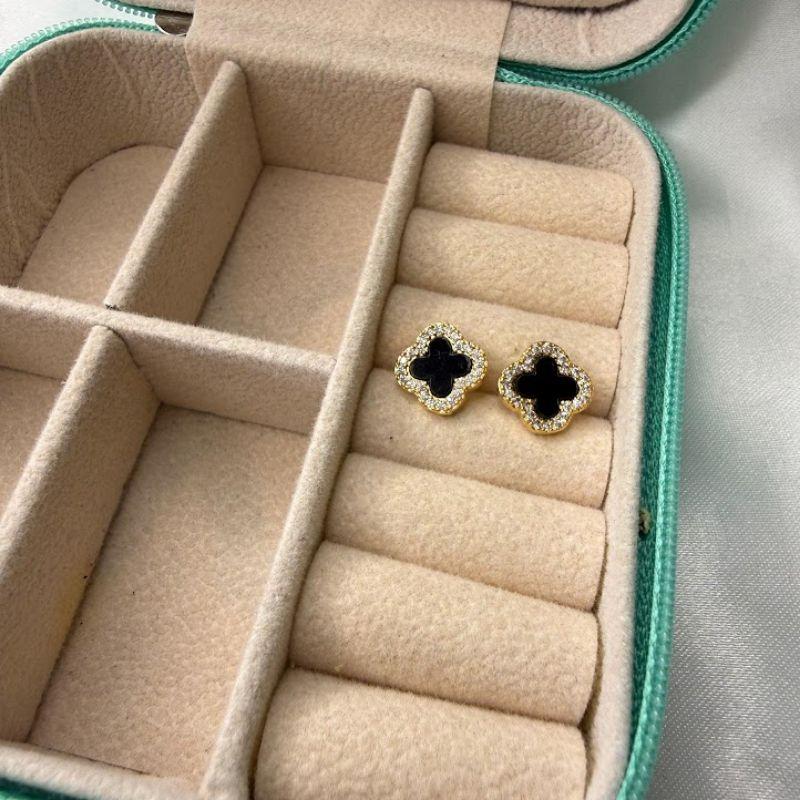 Brinco Trevo Resinado Preto Cravejado Microzircônias - Banhado a Ouro 18k