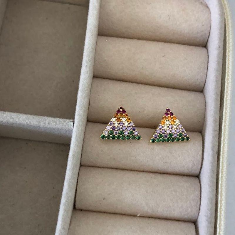 Brinco Triangulo Cravejado Zircônias Coloridas - Banhado a Ouro 18k