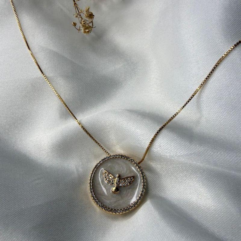 Colar Pingente Madrepérola com Espírito Santo e rodeado de Zircônias - Banhado a Ouro 18k