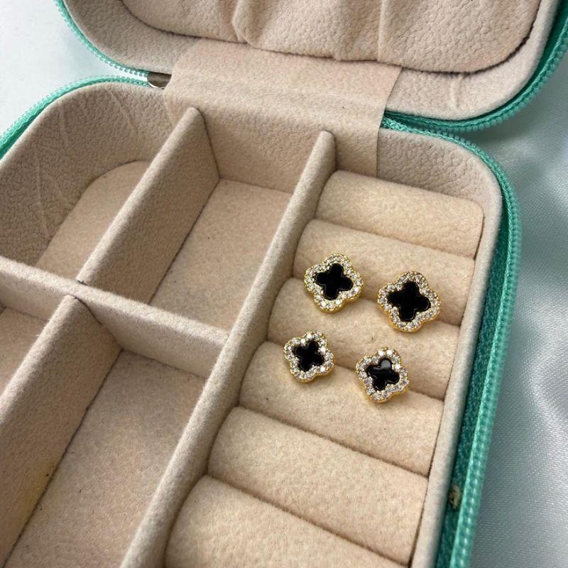 Dupla de Brincos Trevo Resinado Preto Cravejado Microzircônias - Banhado a Ouro 18k