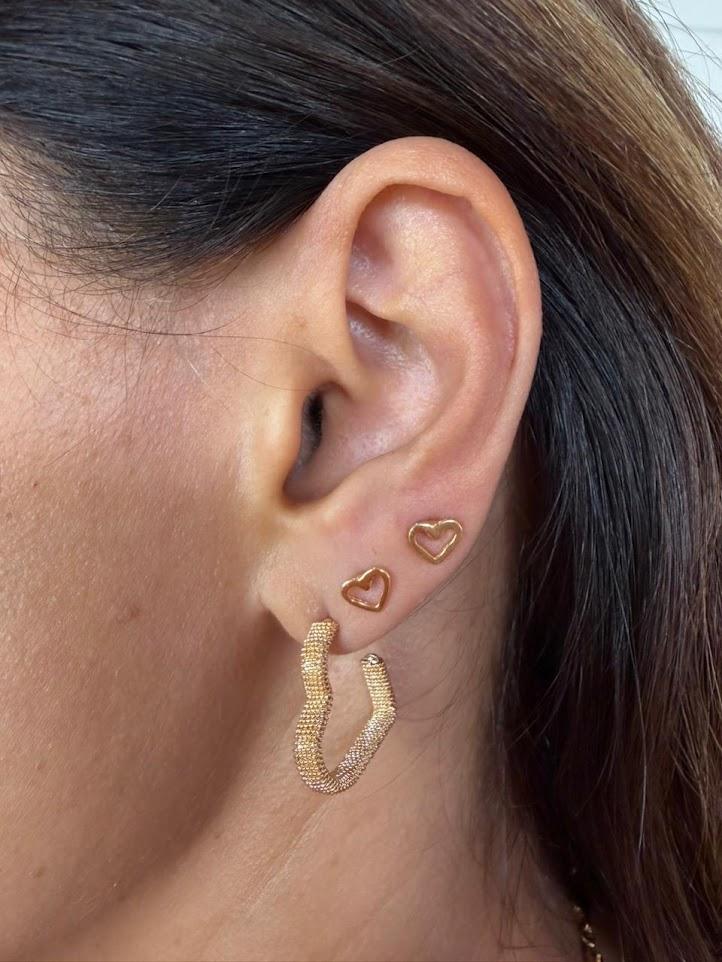 Argola Formato de Coração com Fios Dourados - Banhado a Ouro 18k