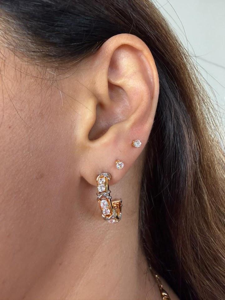 Brinco Semi Argola Cravejado em X Inspiração Joia Dourado e Ródio - Banhado a Ouro 18k