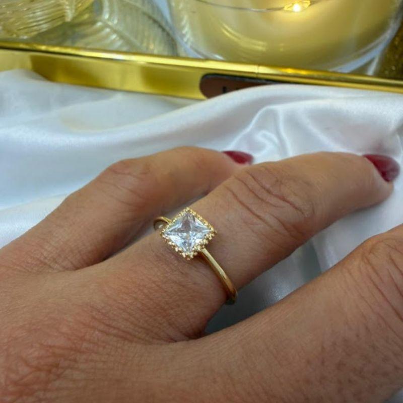 Anel Solitário com Zircônia Quadrada - Banhado a Ouro 18k