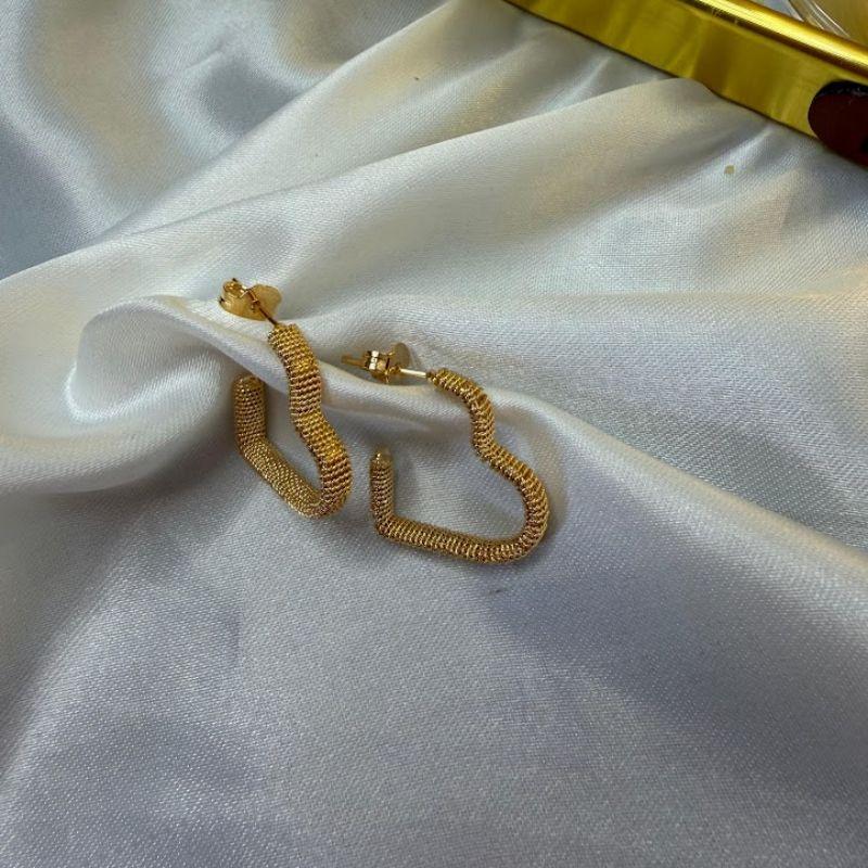 Argola Formato de Coração com Fios Dourados - Banhado a Ouro 18k