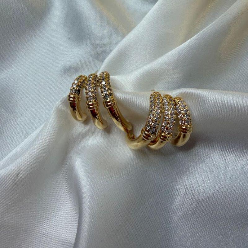 Brinco 3 Garras com Cravejado Zircônias - Banhado a Ouro 18k