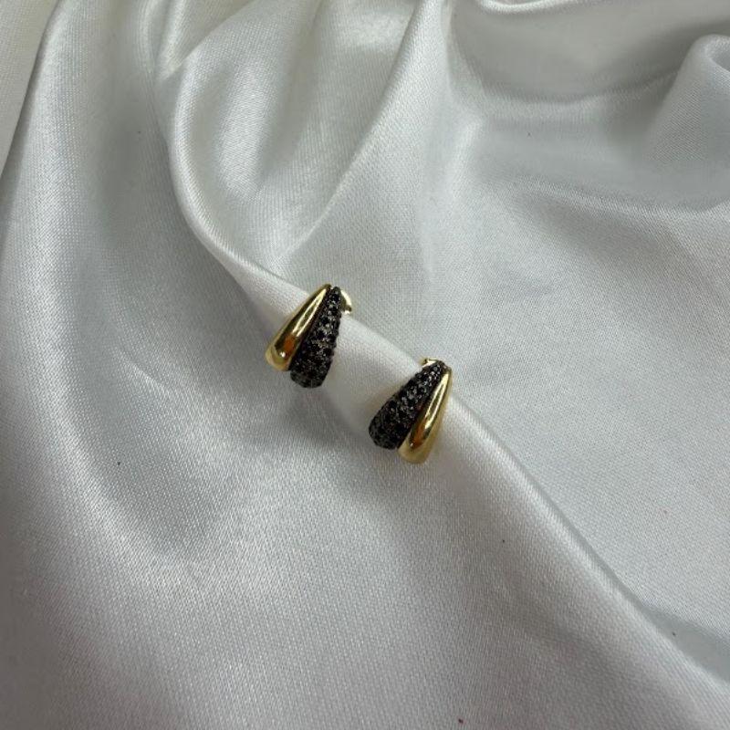 Brinco Designer 2 Gota com Cravejado de Zircônias Negras  - Banhado a Ouro 18K