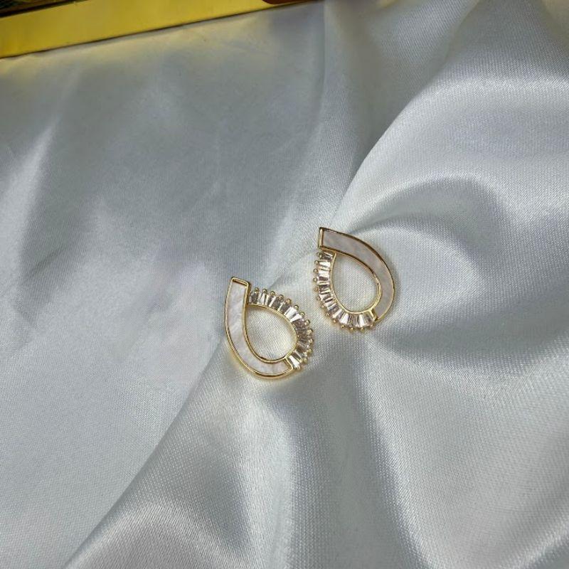 Brinco Gota Madrepérola e Baguetes de Zircônia - Banhado a Ouro 18k