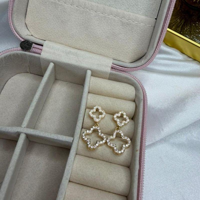 Brinco Inspiração em Trevo Cravejado com Zircônias - Banhado a Ouro 18k