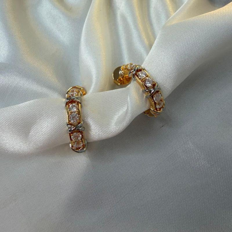 Brinco Semi Argola Cravejado em X Inspiração Joia Dourado e Ródio - Banhado a Ouro 18k