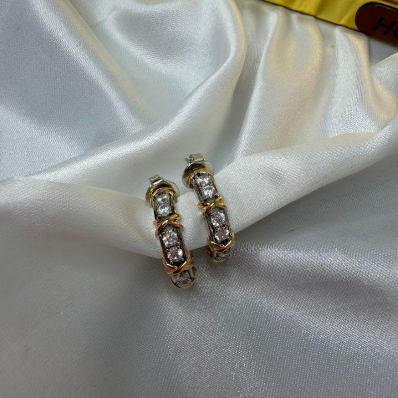 Brinco Semi Argola Cravejado em X Inspiração Joia Ródio e Dourado - Banhado a Ródio