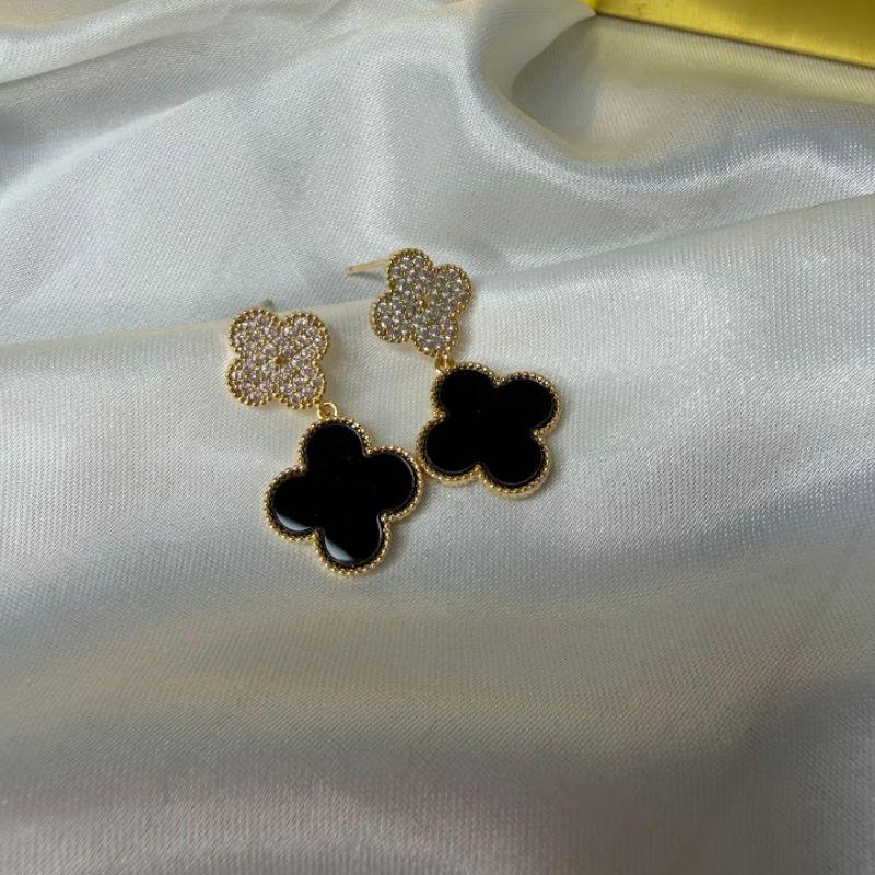 Brinco Trevo Cravejado e Resinado Preto - Banhado a Ouro 18k