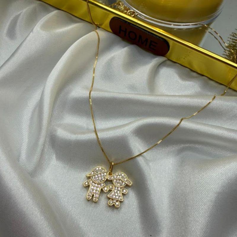 Colar Pingente Menino e Menina Cravejados em Zircônias - Banhado a Ouro 18k