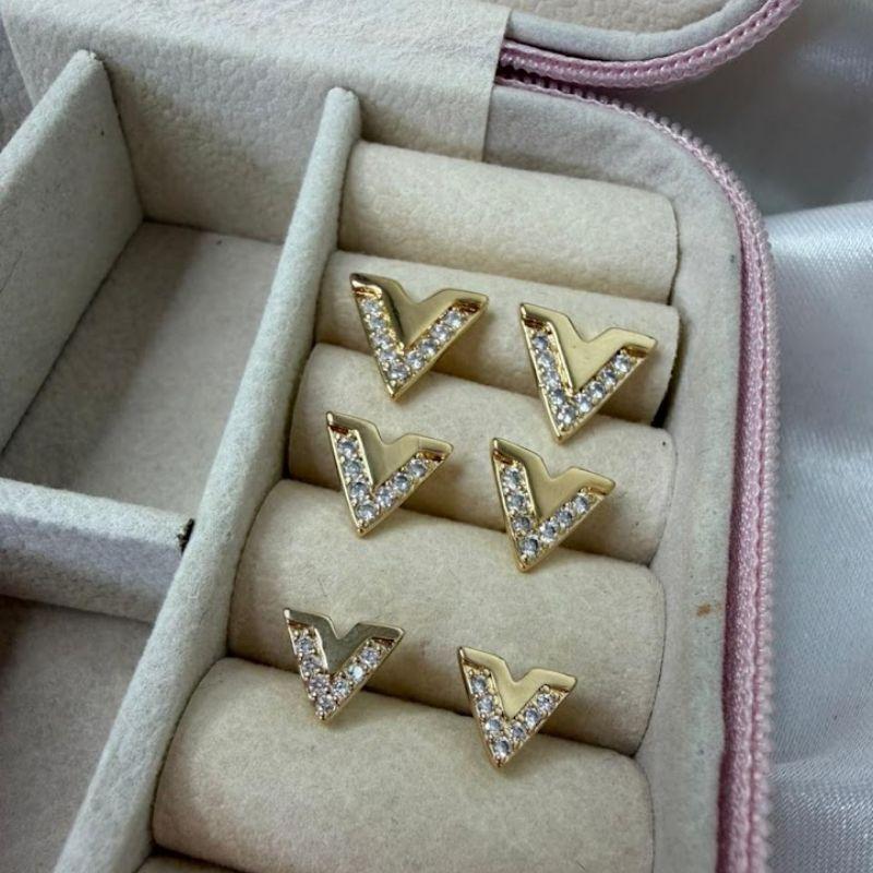 Trio de Brincos Formato de V com Detalhes Zircônias - Banhado a Ouro 18k