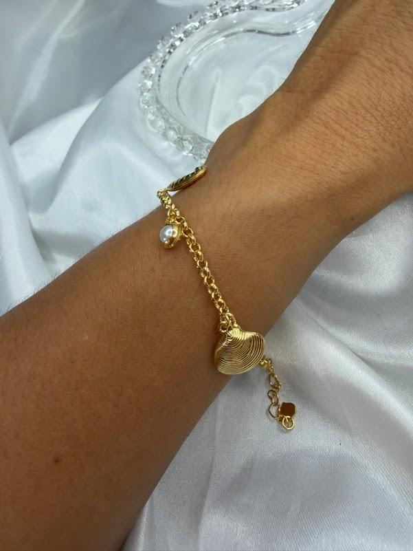 Pulseira com Pingentes Marinho Concha, Pérola, Cavalo Marinho e Búzio - Banhado a Ouro 18k