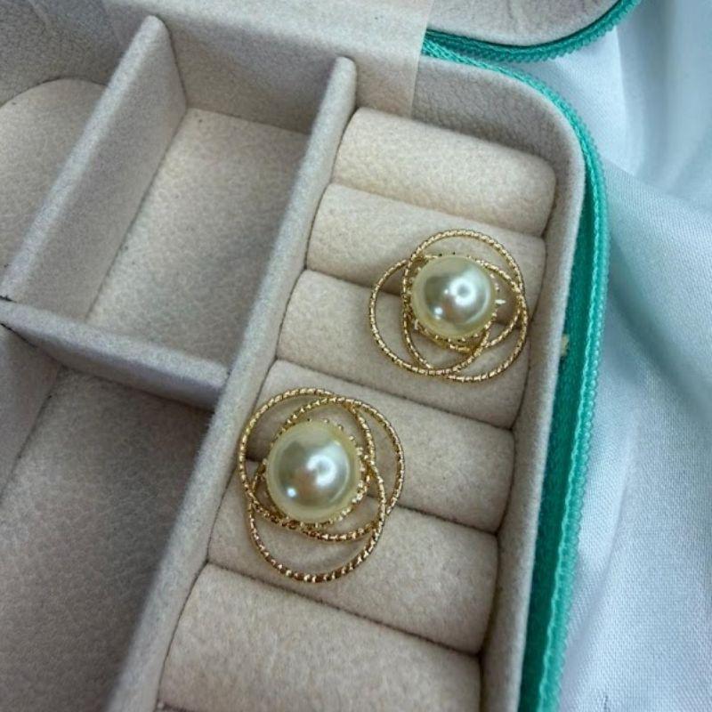 Brinco de Pérola Envoltos por Círculos Texturizado - Banhado a Ouro 18k