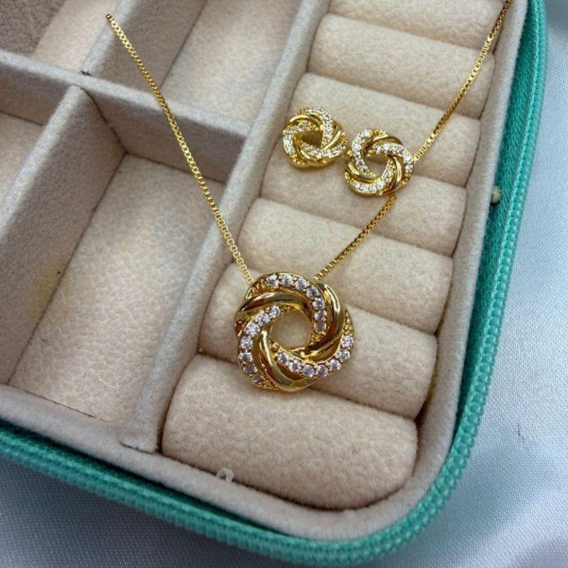 Conjunto Colar e Brincos com Pingentes Fios Entrelaçados Cravejados Zircônias - Banhado a Ouro 18k