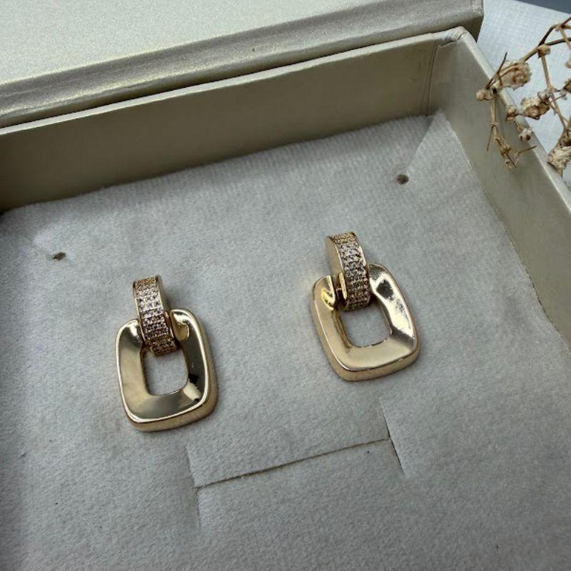 Brinco Quadrado Liso com Haste Cravejada Zircônias - Banhado a Ouro 18k