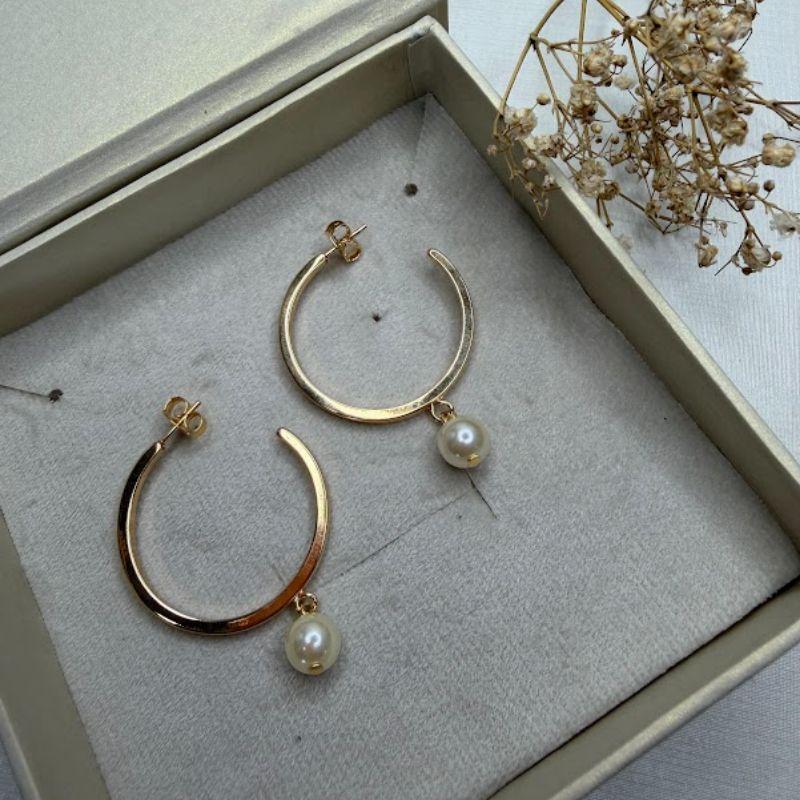 Brinco Semi Argola com Pingente de Pérola Pendurado - Banhado a Ouro 18k