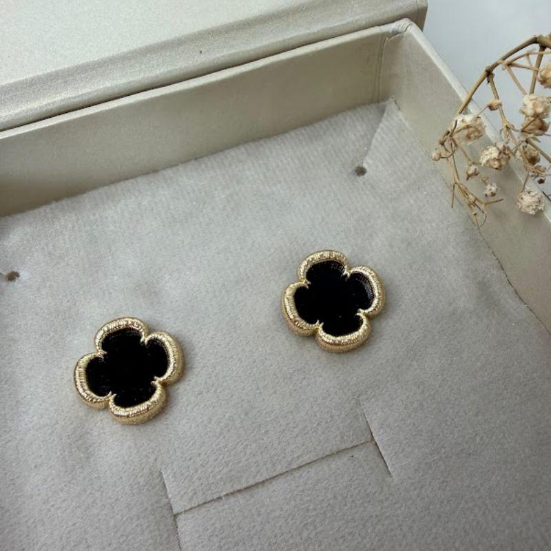 Brinco Trevo Resina Preto - Banhado a Ouro 18k