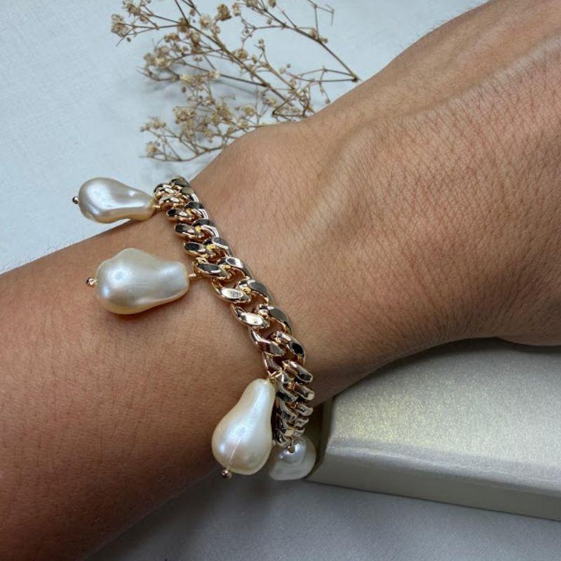 Pulseira Estilo Corrente com Pérolas Barrocas - Banhado a Ouro 18k