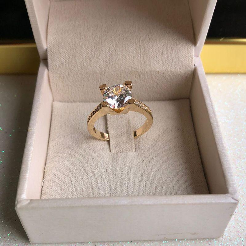 ANEL Solitário Zircônia Redonda com Quatro Garras - Banhado a Ouro 18k