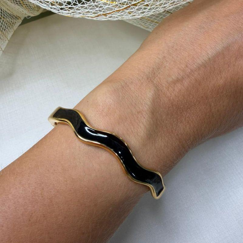 Bracelete Onda Resina Preto - Banho Verniz Italiano