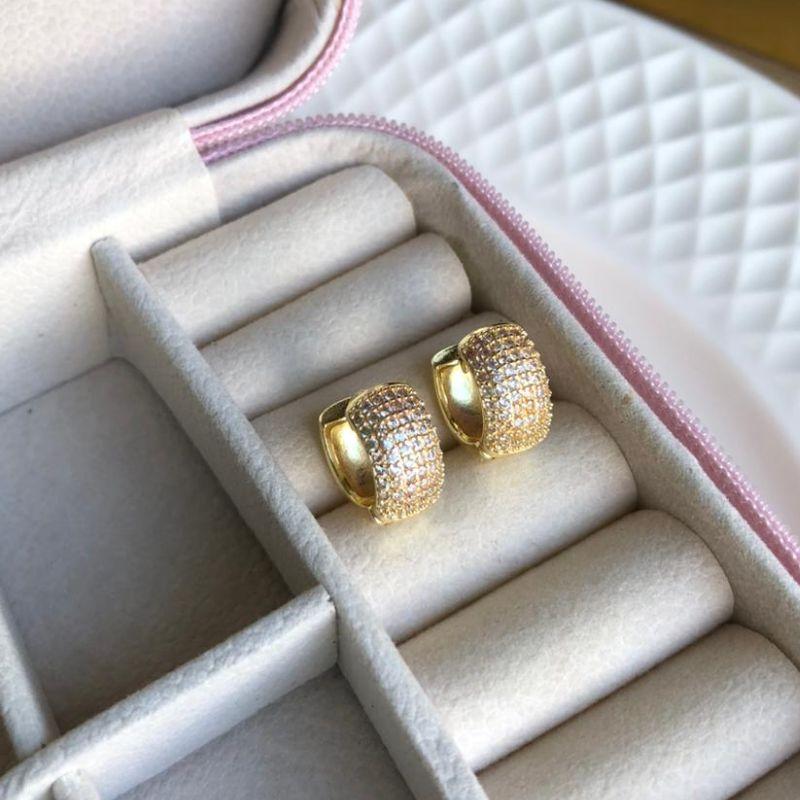 Brinco Argola Abaulada Cravejados com Zircônias - Banhado a Ouro 18k